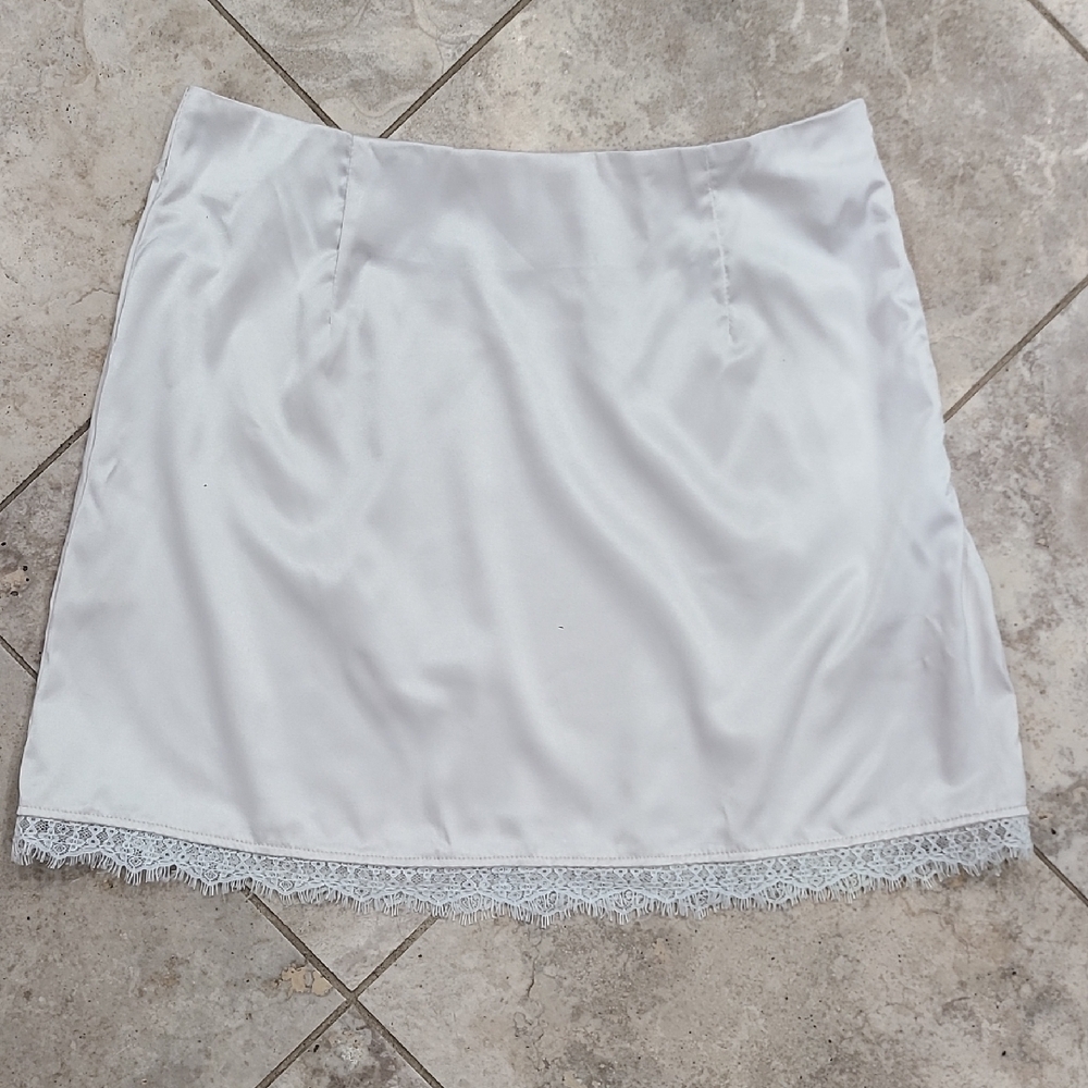 Chic White Lace Hem Mini Skirt